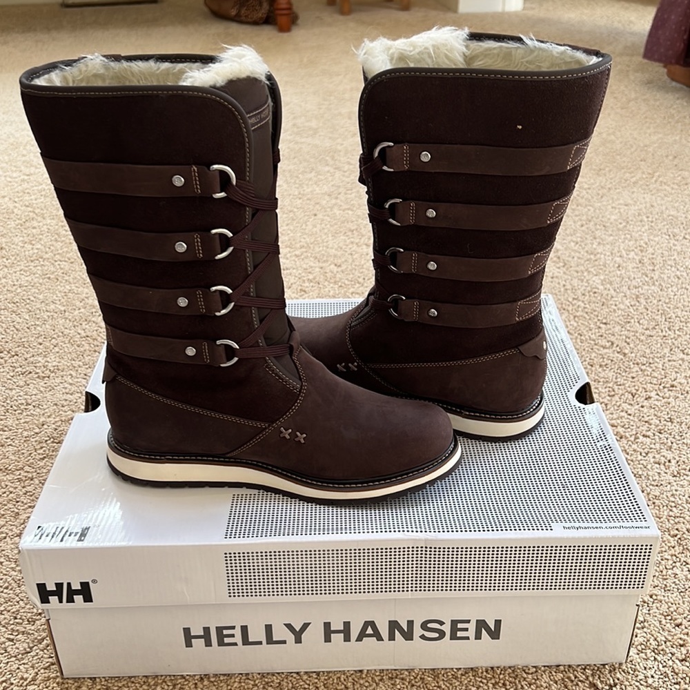 NIB! Helly Hansen SZ 8 coffee bean suede boots with faux fur lining.